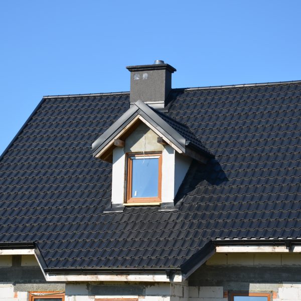 Pokrycie dachu blachodachówką Ruukki Finnera w głębokim odcieniu czerni.